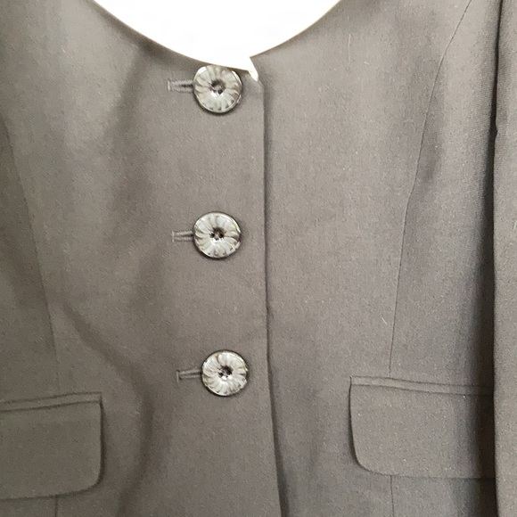 Two piece black and white skirt suit. Size 4P - Picture 3 of 3